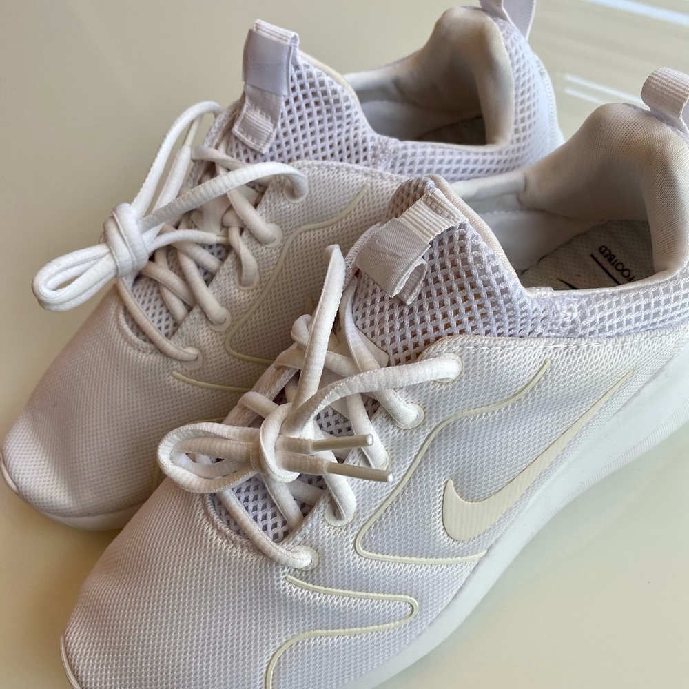 BNWB NIKE KAISHI WHITE SIZE 9.5 WOMEN’S
